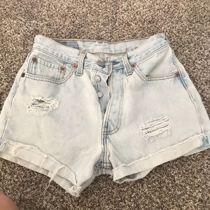 High waisted light wash Levi shorts